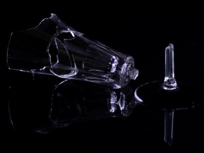 połamany kieliszek do wódki