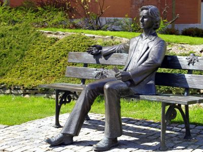 siedzaca postac na ławce